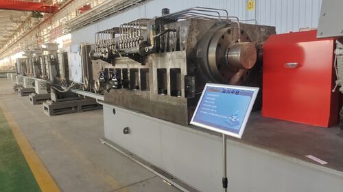 Vier ZHP330 petrochemische Devolatilierung Extrusionsgranulatoren in Lanzhou Petrochemical Equipment Park montiert.